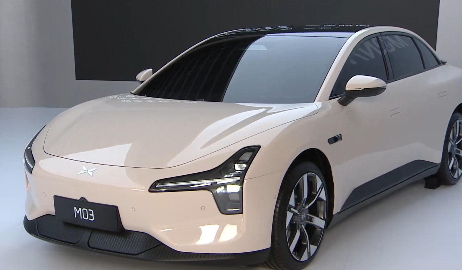 XPeng MONA L03 six trim lineup detail chart covering 60 kWh LFP base 550 km CLTC and 82 kWh Ternary Max trims with 720 km CLTC range and XNGP Pro assisted driving suite from Trim 3 upward