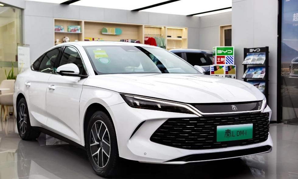 BYD Qin MAX charging illustration — 800V high-voltage flash-charging architecture