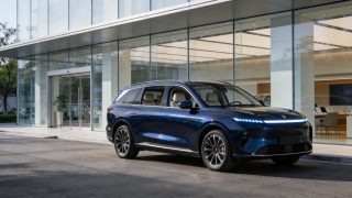 Avatr 07 L mid-size SUV with futuristic sealed front face and slim LED lightbar in dark blue metallic